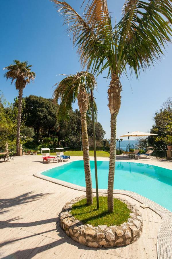 Holidays Naples Family - Pool In Front Of Capri Exterior photo